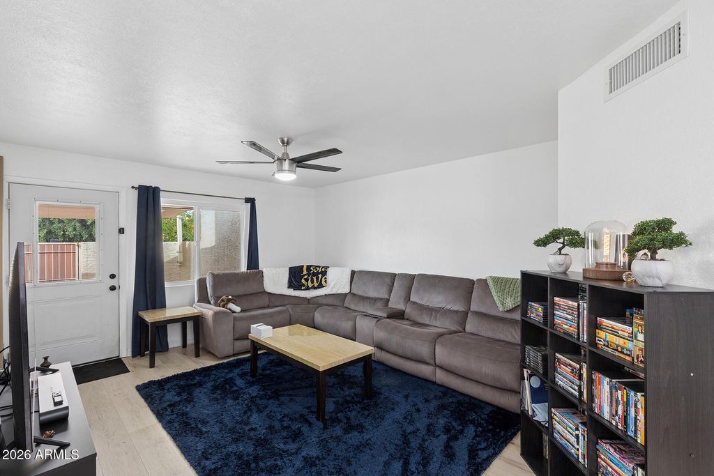 Image 9 of property listing at 8858 N 47TH Lane, Glendale, AZ 85302