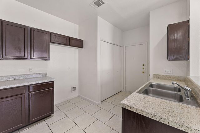 2302 S Bagdad RD A, Leander, TX 78641