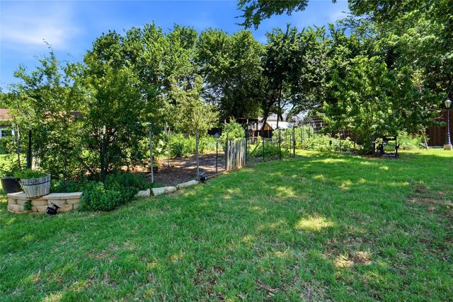 726 Forest Street, Grapevine, TX 76051
