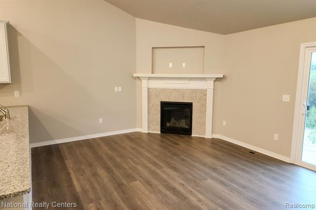 305 Devonshire Drive 8, Lapeer, MI 48446