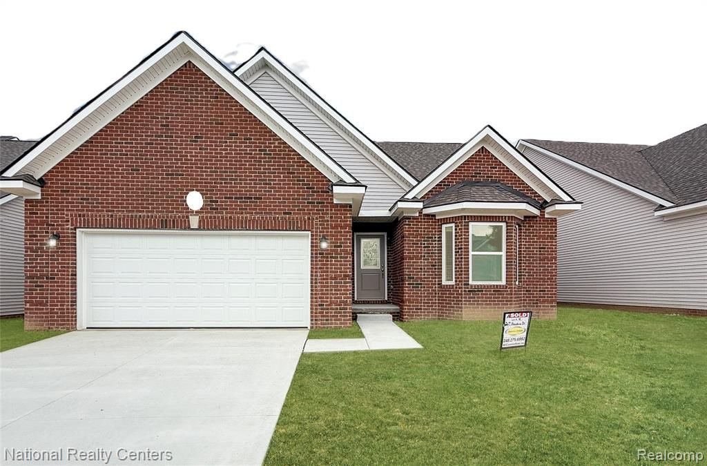 305 Devonshire Drive 8, Lapeer, MI 48446