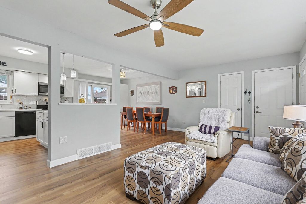 430 E Morse Avenue, Bartlett, IL 60103 — photo 5