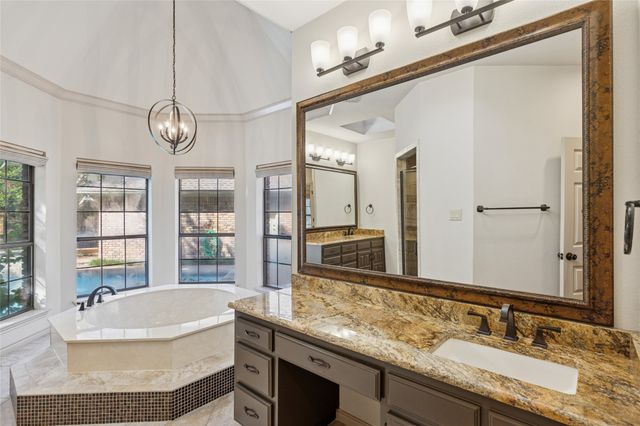 2900 Oak Trail Court, Dalworthington Gardens, TX 76016