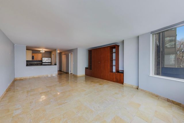 525 W HAWTHORNE Place 206, Chicago, IL 60657