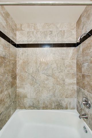 525 W HAWTHORNE Place 206, Chicago, IL 60657