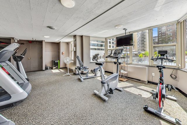 525 W HAWTHORNE Place 206, Chicago, IL 60657