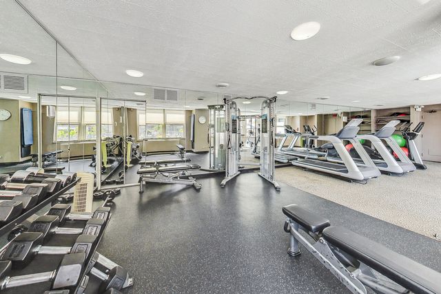 525 W HAWTHORNE Place 206, Chicago, IL 60657