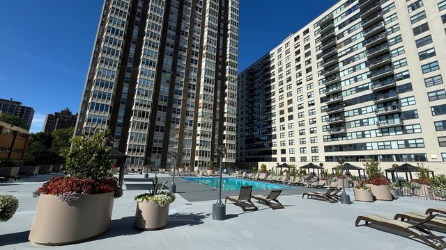 525 W HAWTHORNE Place 206, Chicago, IL 60657
