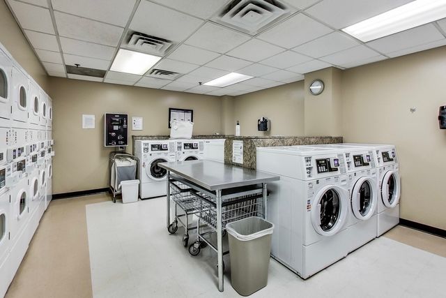 525 W HAWTHORNE Place 206, Chicago, IL 60657