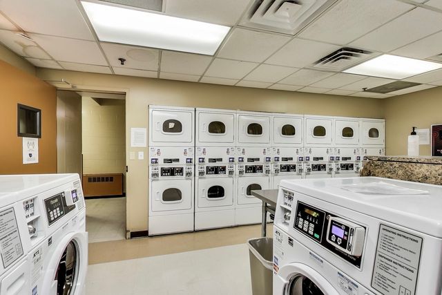 525 W HAWTHORNE Place 206, Chicago, IL 60657