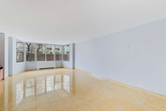 525 W HAWTHORNE Place 206, Chicago, IL 60657