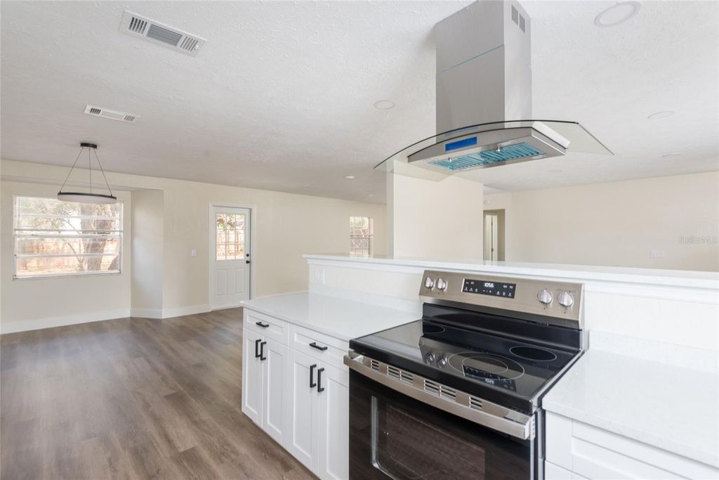 Image 11 of property listing at 110 W BRENTRIDGE DRIVE, Brandon, FL 33511