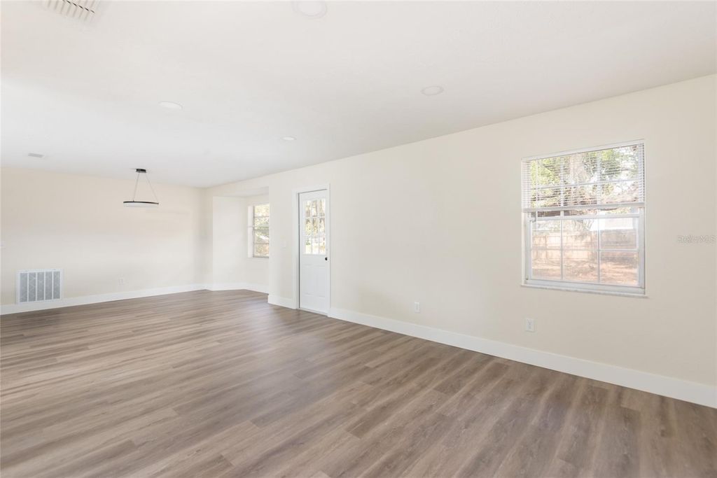 Image 14 of property listing at 110 W BRENTRIDGE DRIVE, Brandon, FL 33511