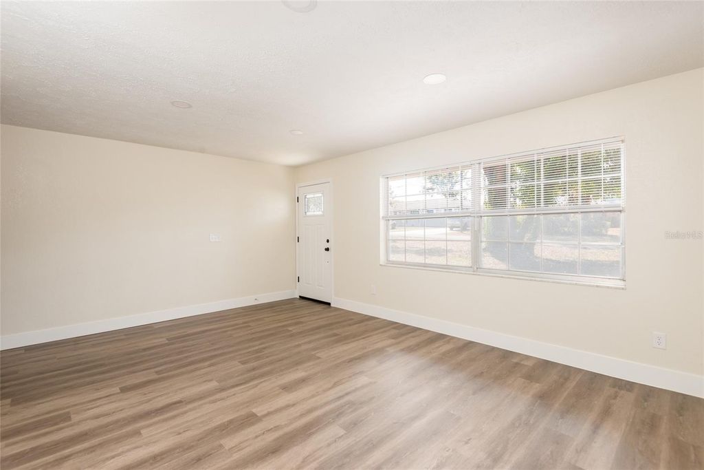 Image 6 of property listing at 110 W BRENTRIDGE DRIVE, Brandon, FL 33511