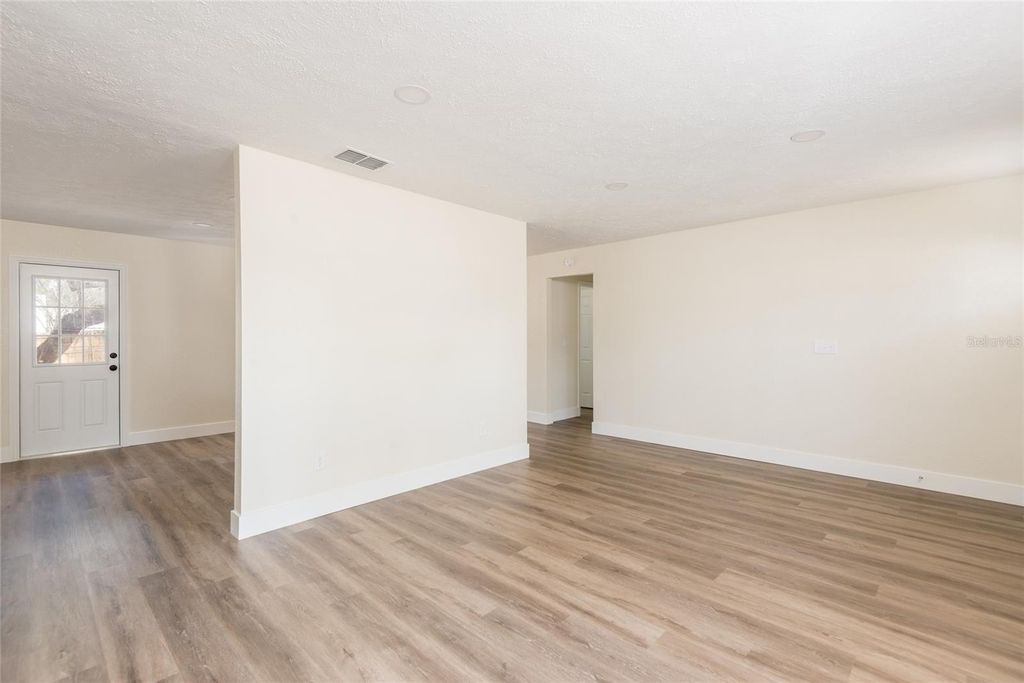 Image 7 of property listing at 110 W BRENTRIDGE DRIVE, Brandon, FL 33511