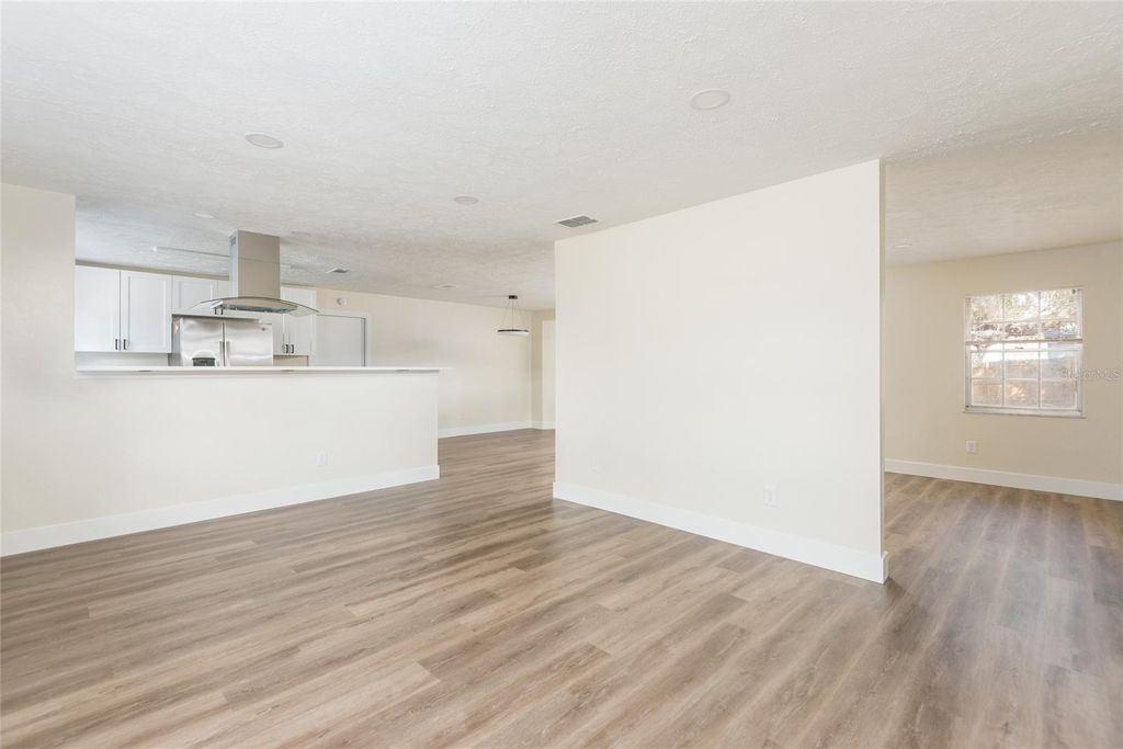 Image 8 of property listing at 110 W BRENTRIDGE DRIVE, Brandon, FL 33511