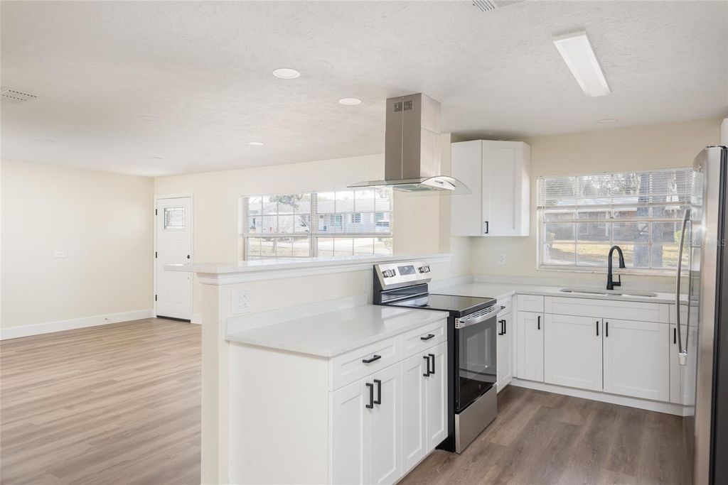 Image 9 of property listing at 110 W BRENTRIDGE DRIVE, Brandon, FL 33511