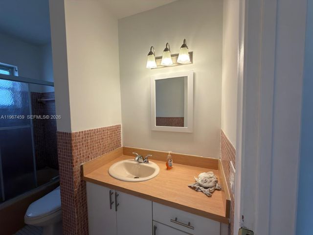 1120 NE 10th St 5, Hallandale Beach, FL 33009