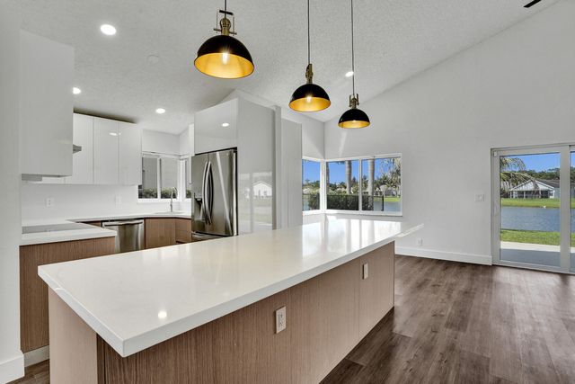 8865 Lake Park Circle S, Davie, FL 33328