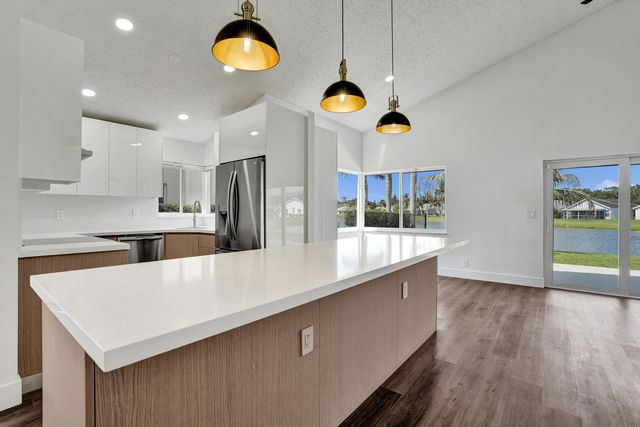 8865 Lake Park Circle S, Davie, FL 33328