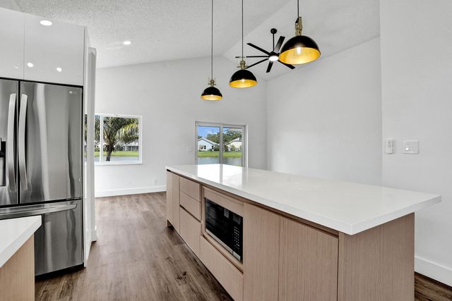 8865 Lake Park Circle S, Davie, FL 33328