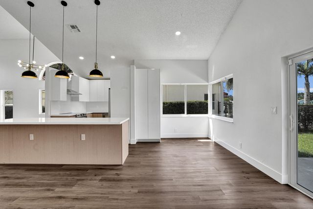 8865 Lake Park Circle S, Davie, FL 33328