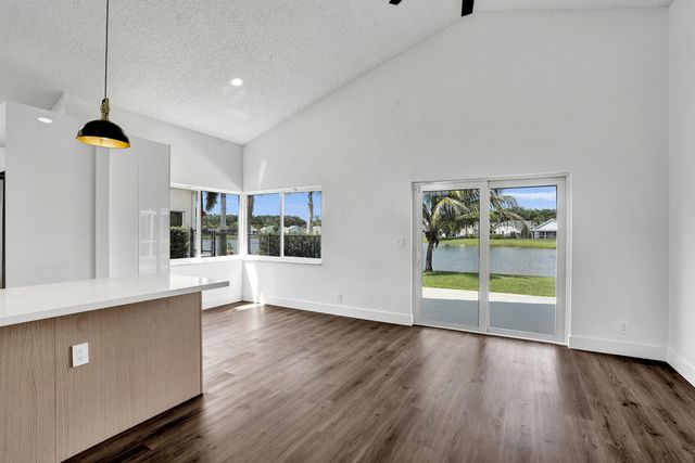 8865 Lake Park Circle S, Davie, FL 33328