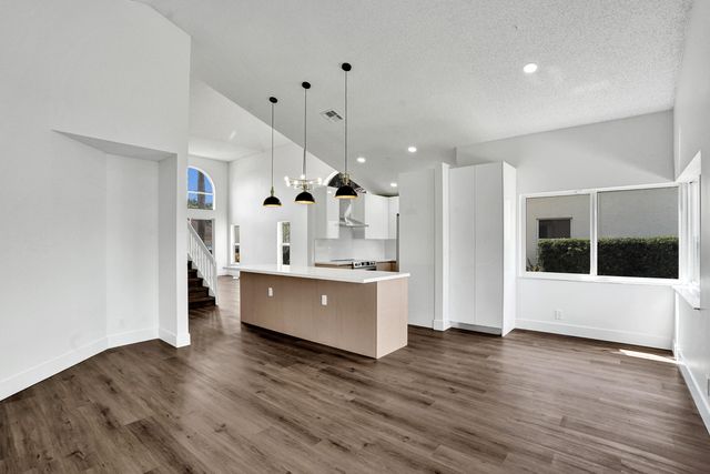 8865 Lake Park Circle S, Davie, FL 33328