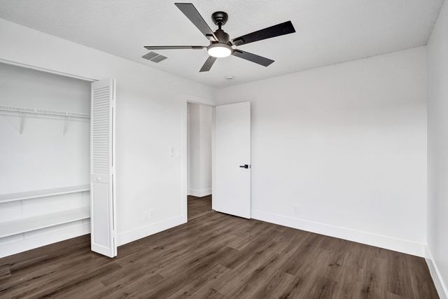 8865 Lake Park Circle S, Davie, FL 33328
