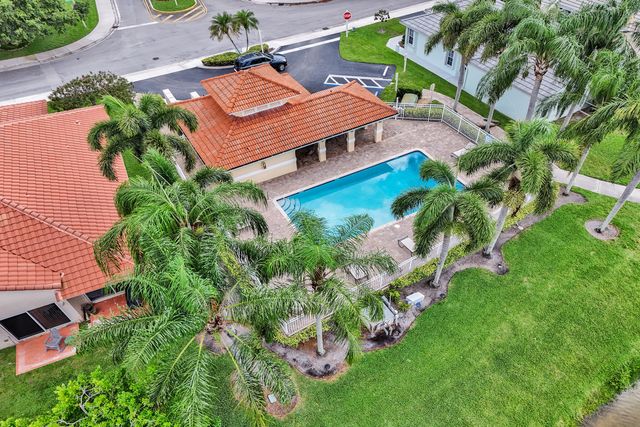 8865 Lake Park Circle S, Davie, FL 33328