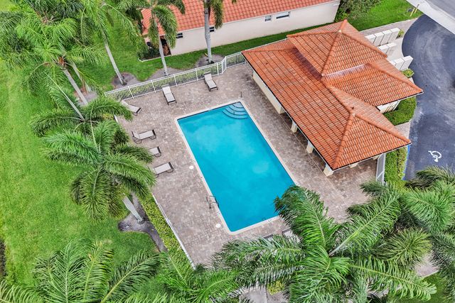 8865 Lake Park Circle S, Davie, FL 33328
