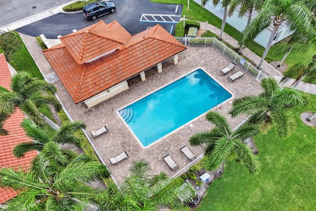 8865 Lake Park Circle S, Davie, FL 33328