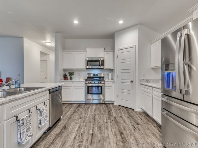 8514 E 162nd Street S, Bixby, OK 74008