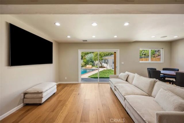 5525 Costello Avenue, Los Angeles, CA 91401