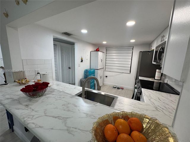 900 Colony Point Cir 218, Pembroke Pines, FL 33026