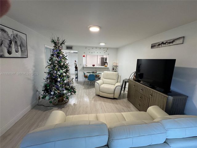 900 Colony Point Cir 218, Pembroke Pines, FL 33026