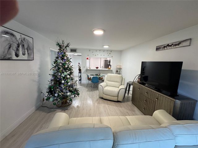 900 Colony Point Cir 218, Pembroke Pines, FL 33026