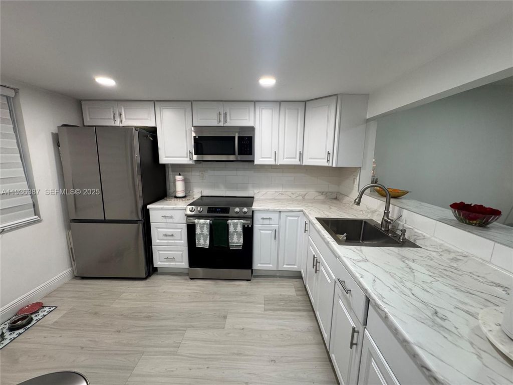 900 Colony Point Cir 218, Pembroke Pines, FL 33026