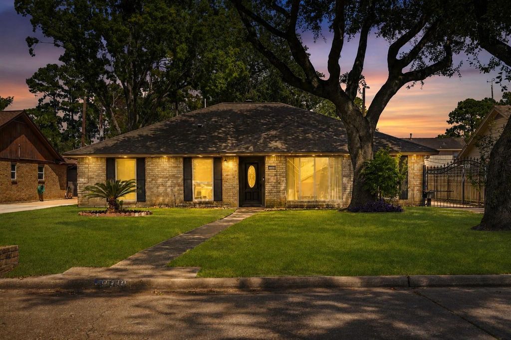 11810 Rowood Drive, Houston, TX 77070