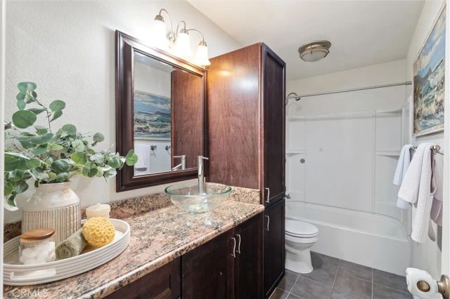 372 Carroll East 201, Long Beach, CA 90814