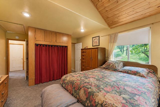 37 Firehouse Lane, Shady Cove, OR 97539