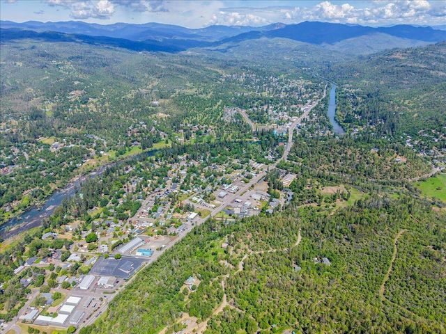 37 Firehouse Lane, Shady Cove, OR 97539