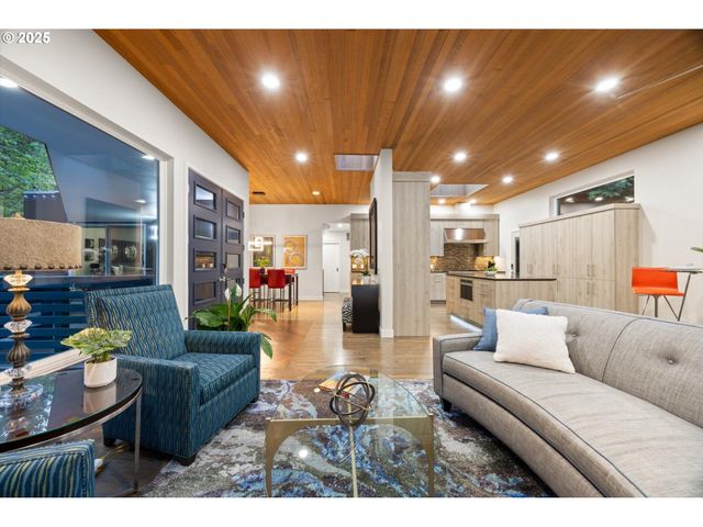 3115 Sw BENNINGTON Dr, Portland, OR 97205