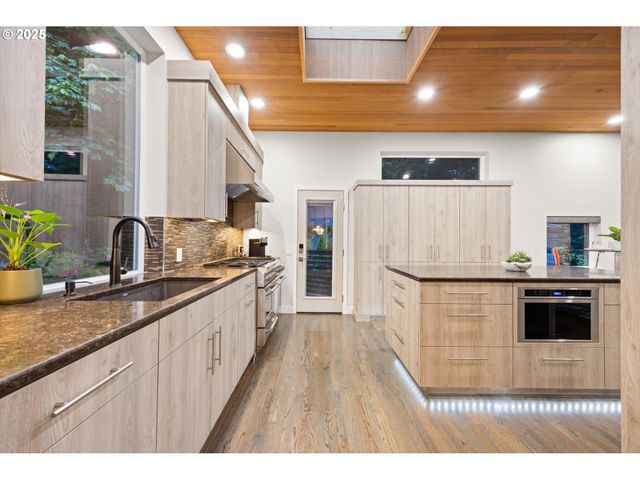 3115 Sw BENNINGTON Dr, Portland, OR 97205