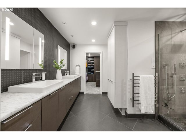 3115 Sw BENNINGTON Dr, Portland, OR 97205