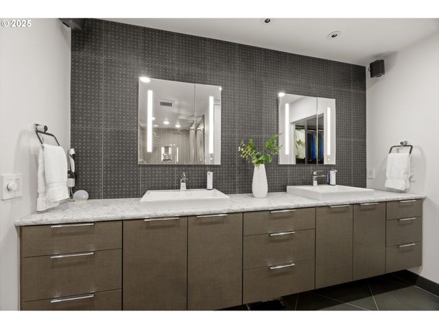 3115 Sw BENNINGTON Dr, Portland, OR 97205