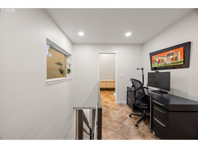 3115 Sw BENNINGTON Dr, Portland, OR 97205