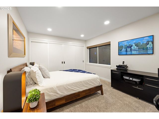 3115 Sw BENNINGTON Dr, Portland, OR 97205