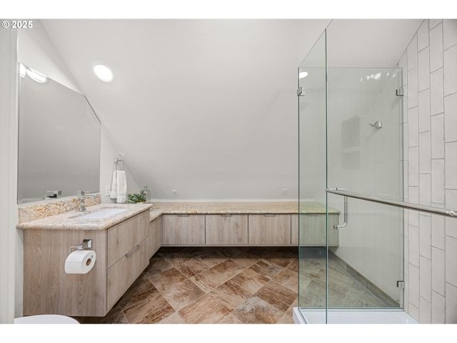 3115 Sw BENNINGTON Dr, Portland, OR 97205