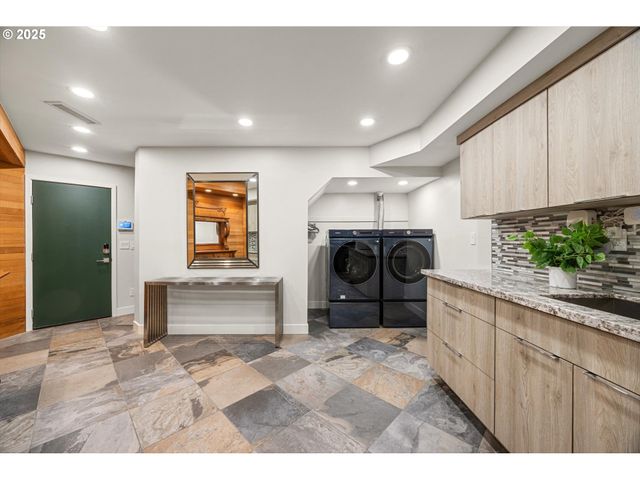 3115 Sw BENNINGTON Dr, Portland, OR 97205